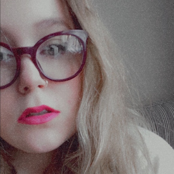 Meet your Posher, Emily - Picture 2 of 4